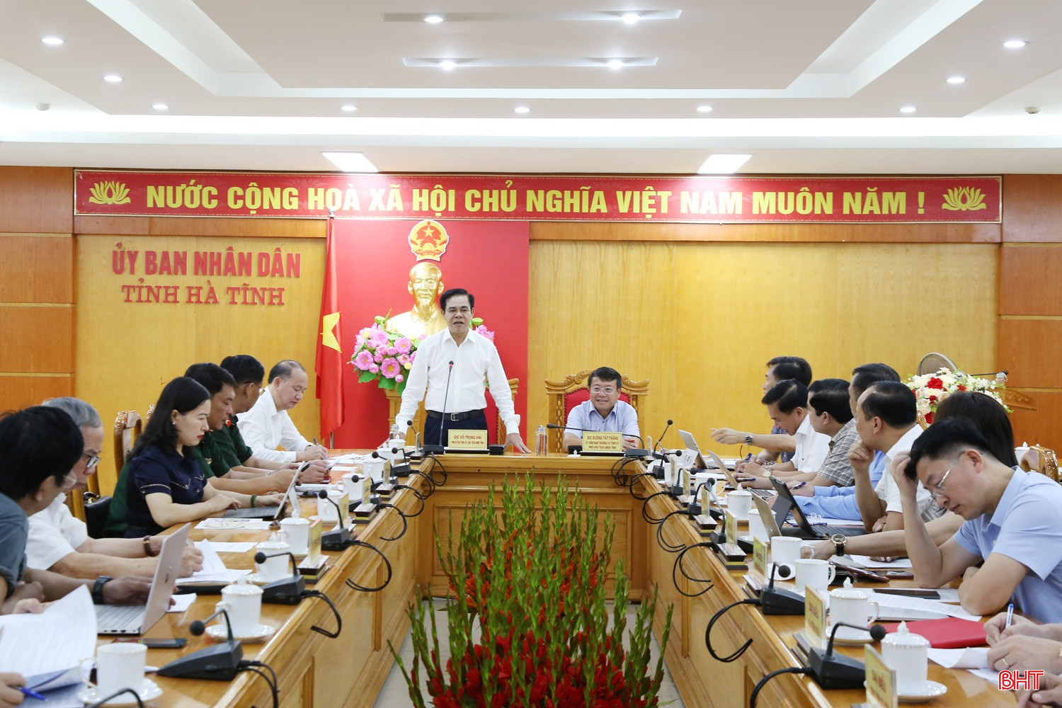 Chủ tịch UBND tỉnh Võ Trọng Hải và Phó Chủ tịch UBND tỉnh Dương Tất Thắng chủ trì cuộc họp. bqbht_br_2b.jpg