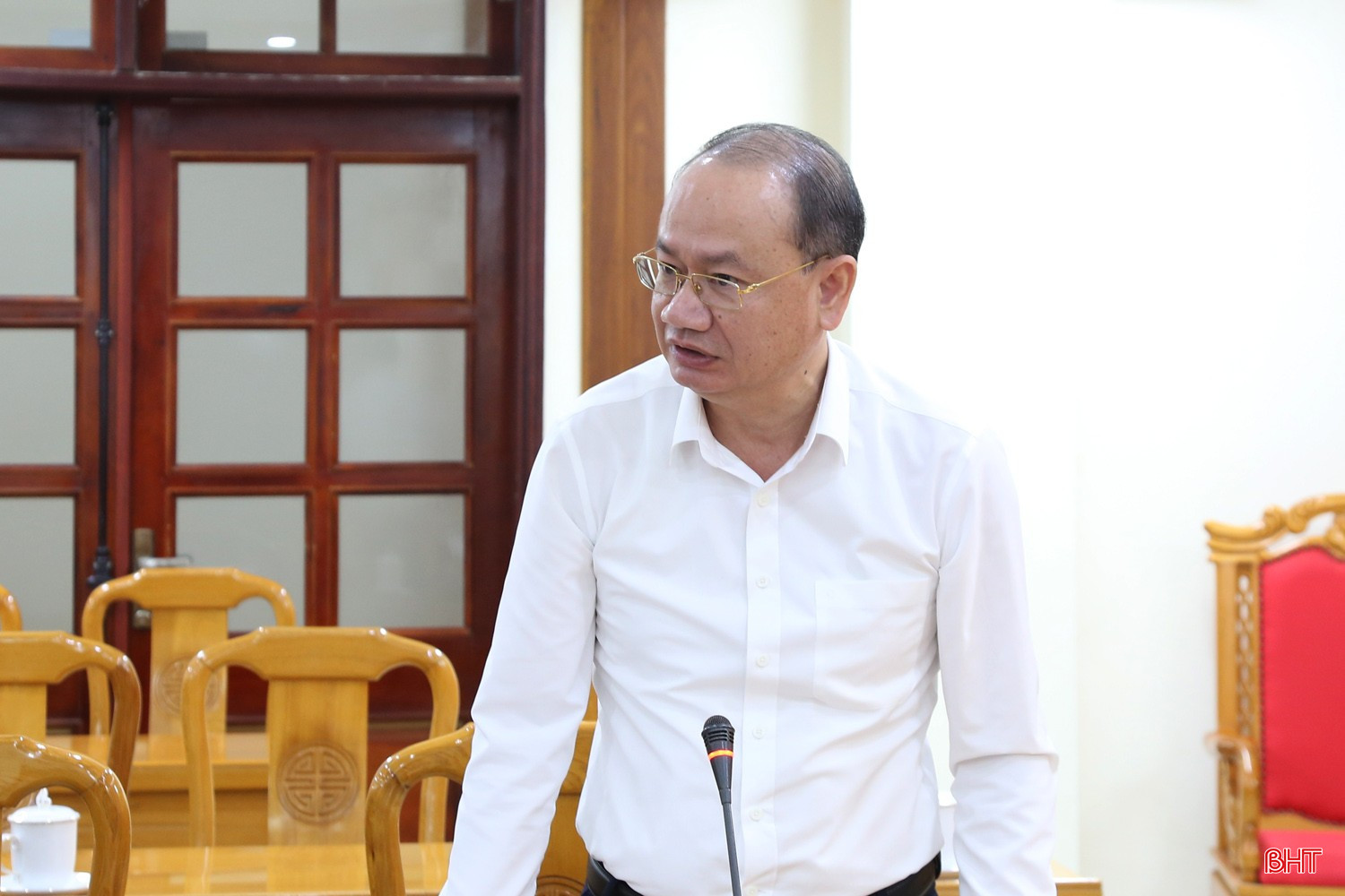 Phó Trưởng ban Tuyên giáo và Dân vận Tỉnh ủy Phan Tấn Linh góp ý một số nội dung tại cuộc họp. bqbht_br_6a.jpg