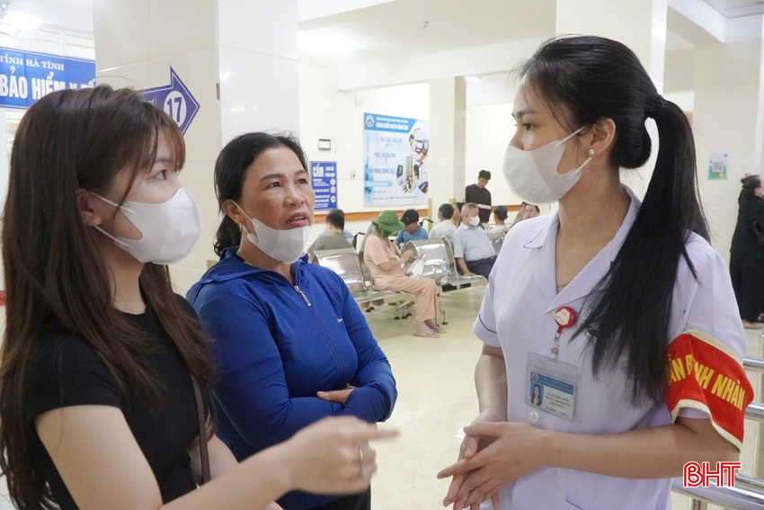 Đội ngũ điều dưỡng là người luôn trực tiếp hướng dẫn, lắng nghe các kiến nghị từ người bệnh. bqbht_br_dieu-duong-3a.jpg
