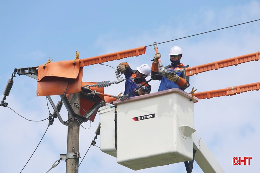 Công ty Điện lực Hà Tĩnh tổ chức duy tu, bảo dưỡng đường dây, thay thế các phụ tùng hư hỏng để đảm bảo nguồn điện luôn được vận hành thông suốt. bqbht_br_dien-1a.jpg
