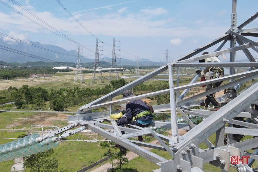 Tổng Công ty Truyền tải điện quốc gia đang gấp rút thi công hệ thống đường dây 220kV kết nối điện từ Nhà máy Nhiệt điện Vũng Áng 1 lên trạm biến áp 220kV. bqbht_br_dien-4a.jpg