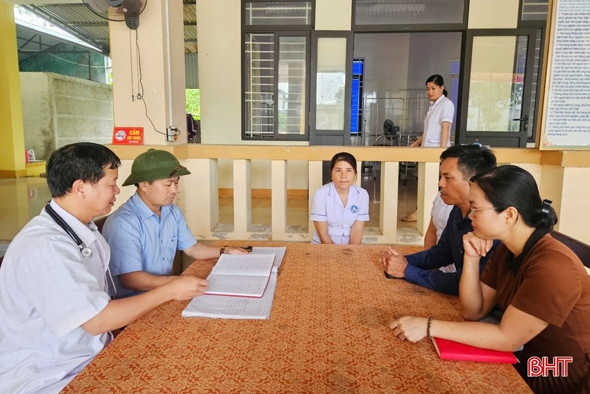 Lãnh đạo Trung tâm Kiểm soát bệnh tật giám sát công tác phòng, chống dịch tại Trạm Y tế xã Cẩm Mỹ (Cẩm Xuyên). bqbht_br_z6639986187145-7ac149f7197e2807d5a09c2931081ff5a.jpg