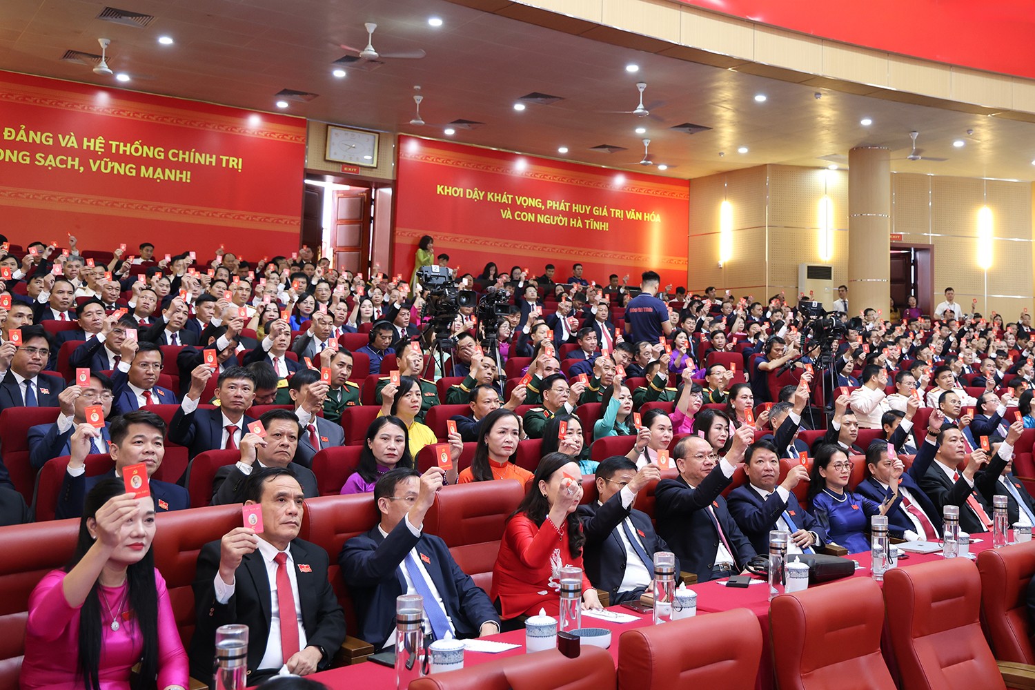 Đại hội biểu quyết thông qua Nghị quyết Đại hội. bieu-quyet.jpg
