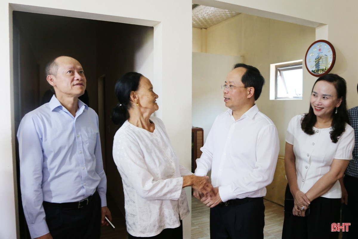 Bí thư Tỉnh ủy Nguyễn Duy Lâm và đoàn công tác chúc mừng gia đình ông Tôn Văn Tuấn, bà Bùi Thị Thiên (thôn Đoài Duyệt, xã Vượng Lộc). bqbht_br_7a.jpg