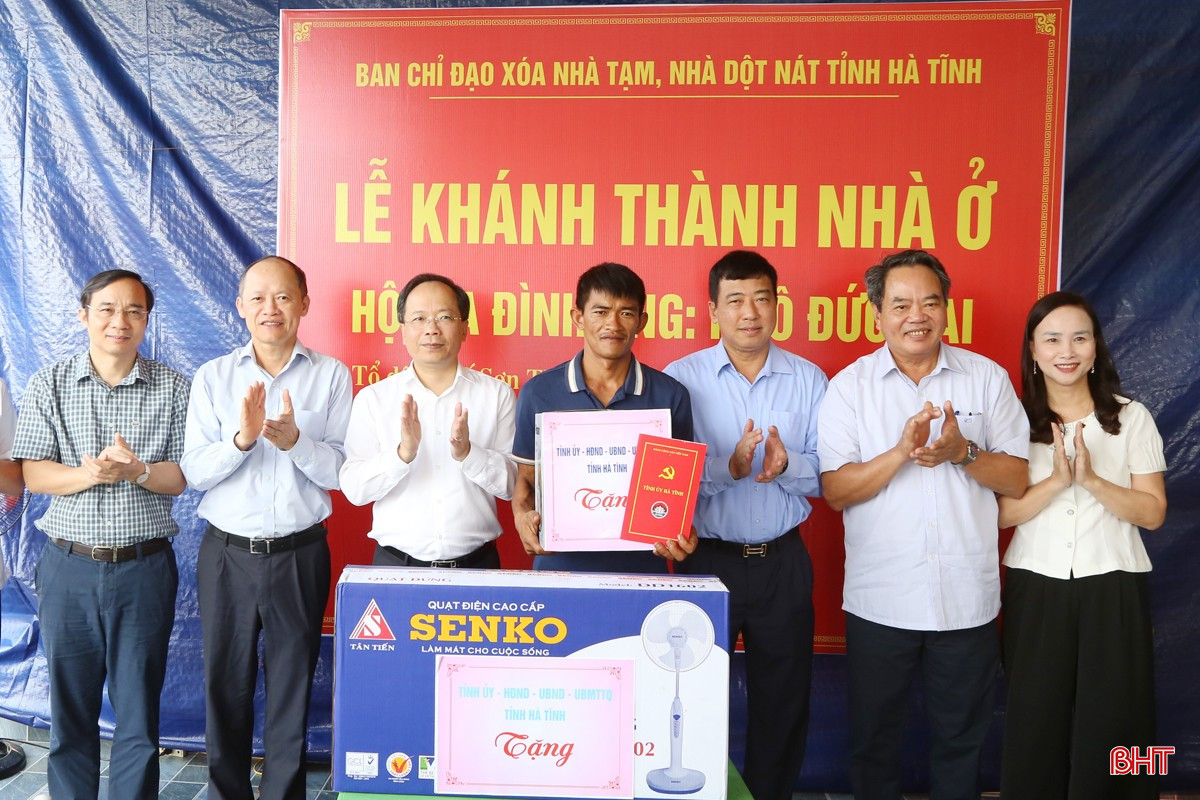 ...và tặng quà cho gia đình anh Ngô Đức Đại. bqbht_br_3a.jpg