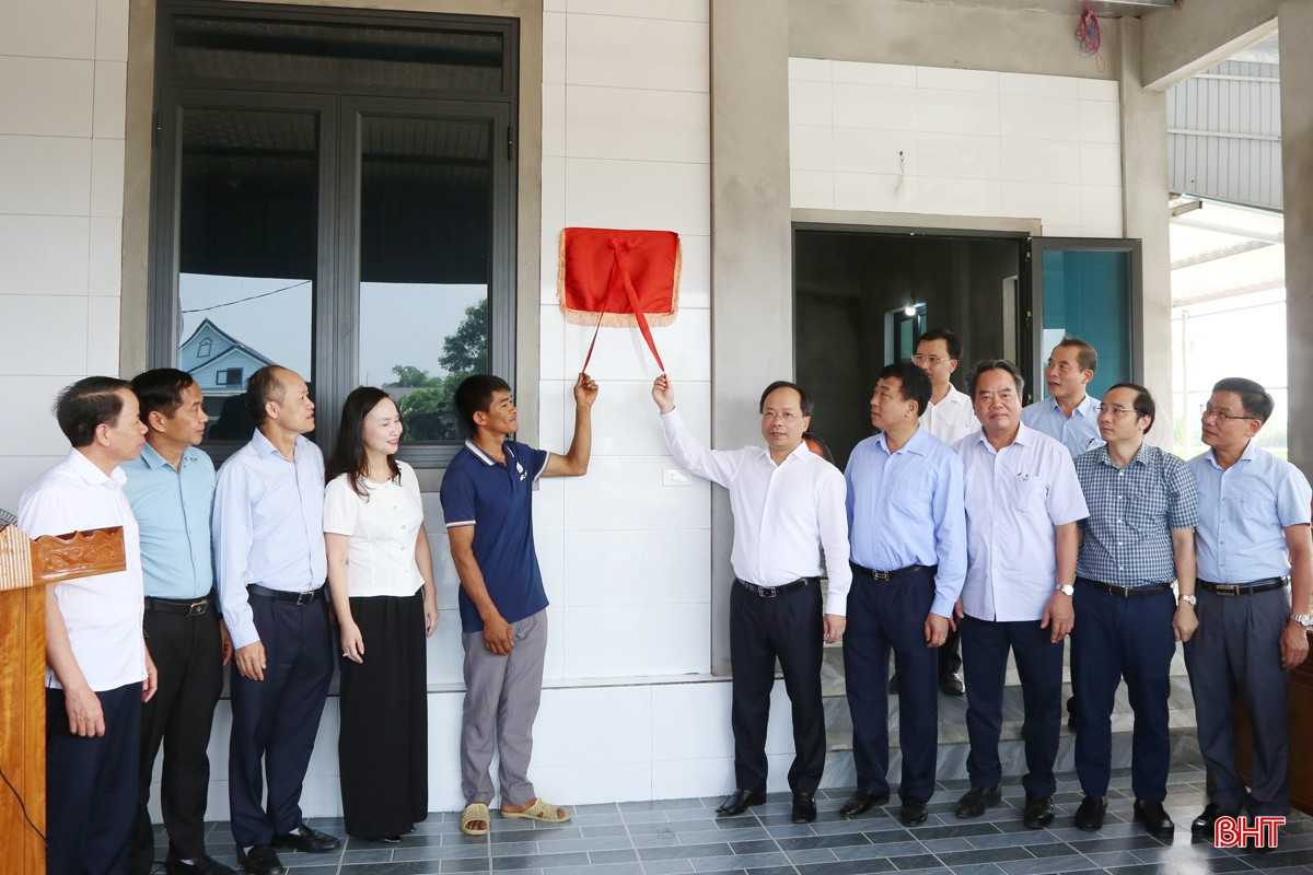 Bí thư Tỉnh ủy Nguyễn Duy Lâm và đoàn công tác thực hiện nghi thức kéo băng khánh thành nhà ở... bqbht_br_4a.jpg