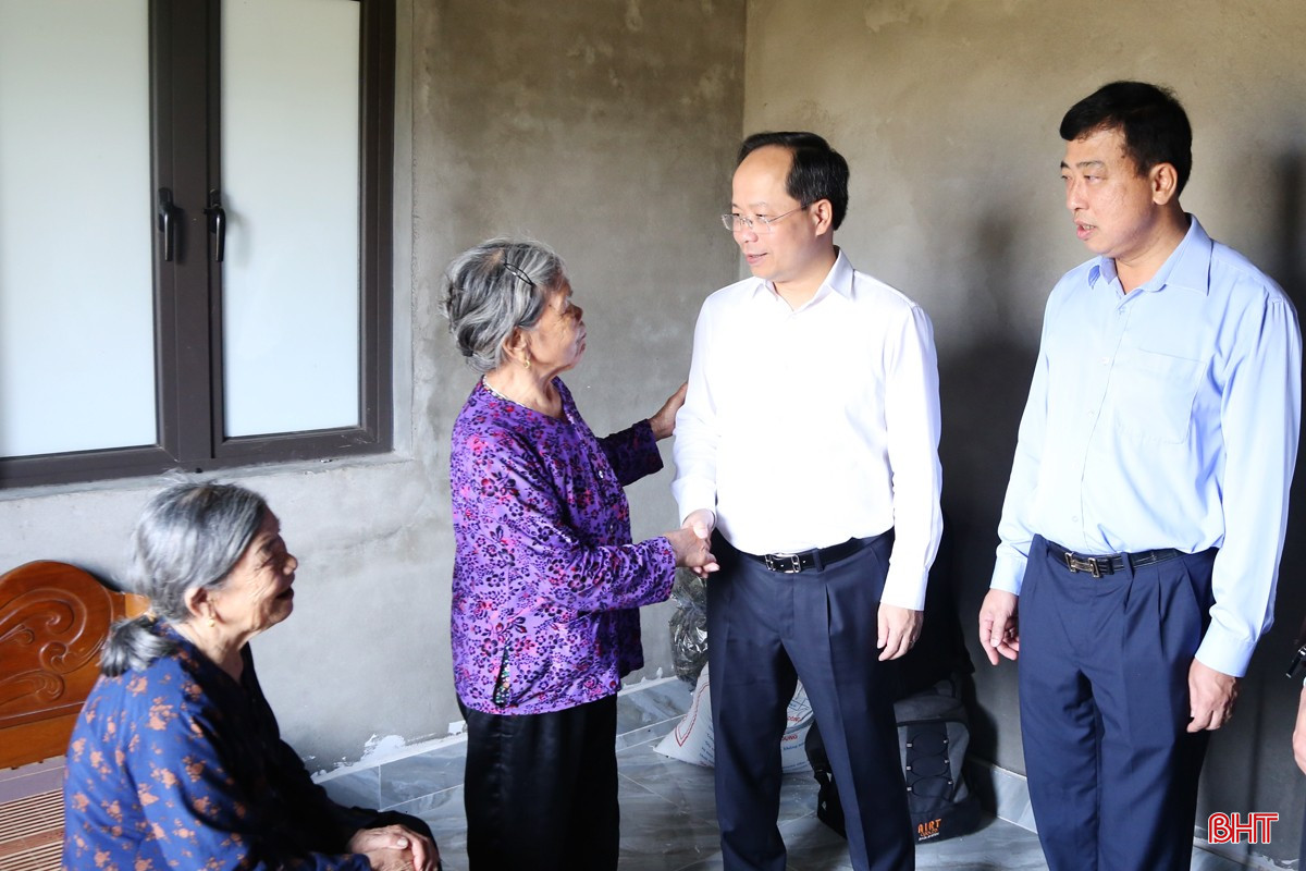 Bí thư Tỉnh ủy Nguyễn Duy Lâm và Phó Chủ tịch Thường trực HĐND tỉnh Trần Tú Anh động viên, chia vui cùng người thân anh Ngô Đức Đại. bqbht_br_1a.jpg