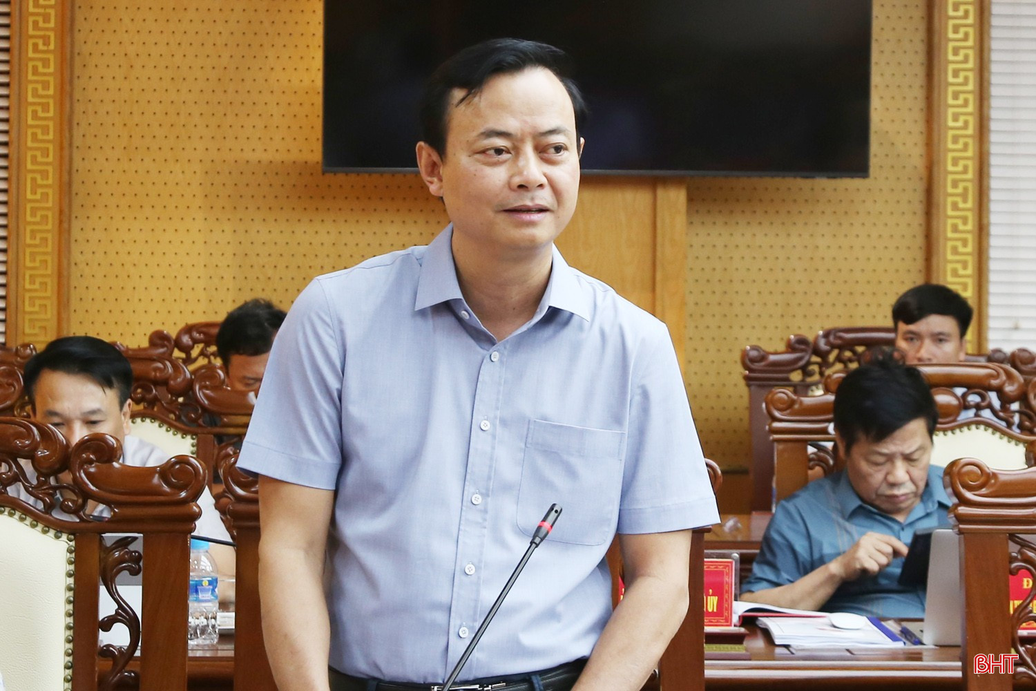 Trưởng ban Tuyên giáo và Dân vận Tỉnh ủy Hà Văn Hùng góp ý cụ thể vào các mục tiêu, chỉ tiêu của xã trong nhiệm kỳ sắp tới. bqbht_br_5a.jpg