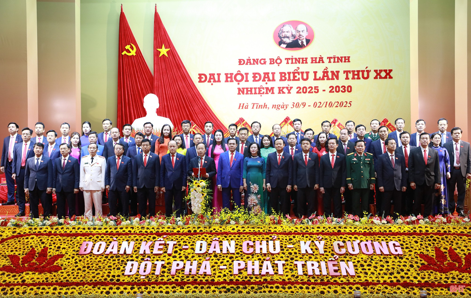 Ban Chấp hành Đảng bộ tỉnh Hà Tĩnh khóa XX, nhiệm kỳ 2025 - 2030 ra mắt Đại hội. bqbht_br_ra-mat-bch.jpg