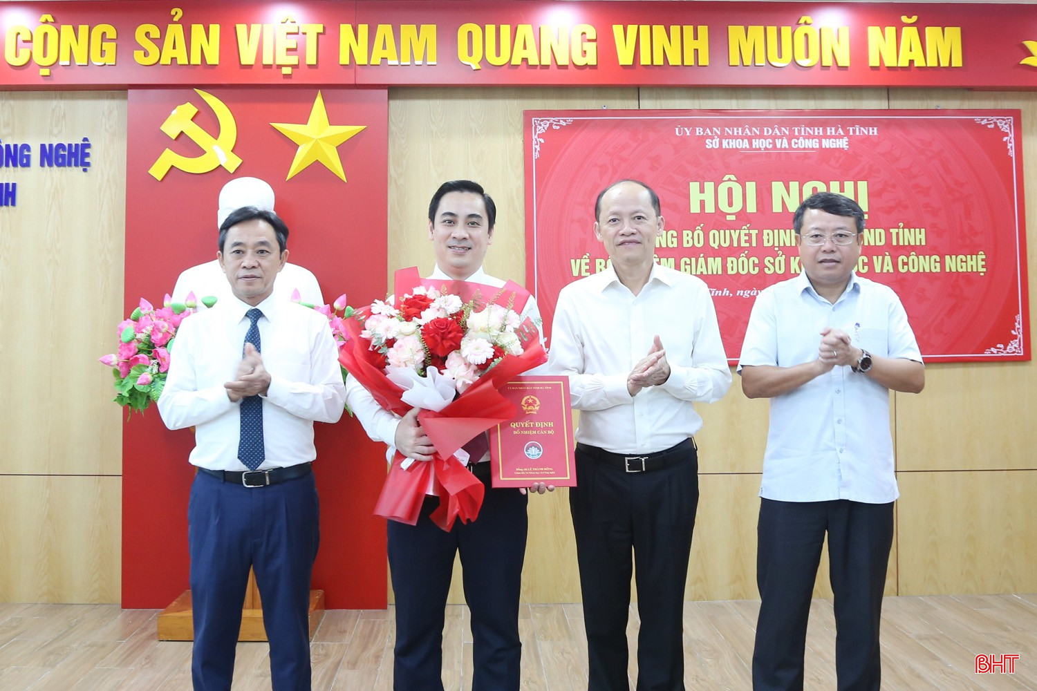 Các đồng chí lãnh đạo tỉnh trao quyết định bổ nhiệm và tặng hoa chúc mừng tân Giám đốc Sở KH&CN Lê Thành Đông. bqbht_br_img-4143a.jpg