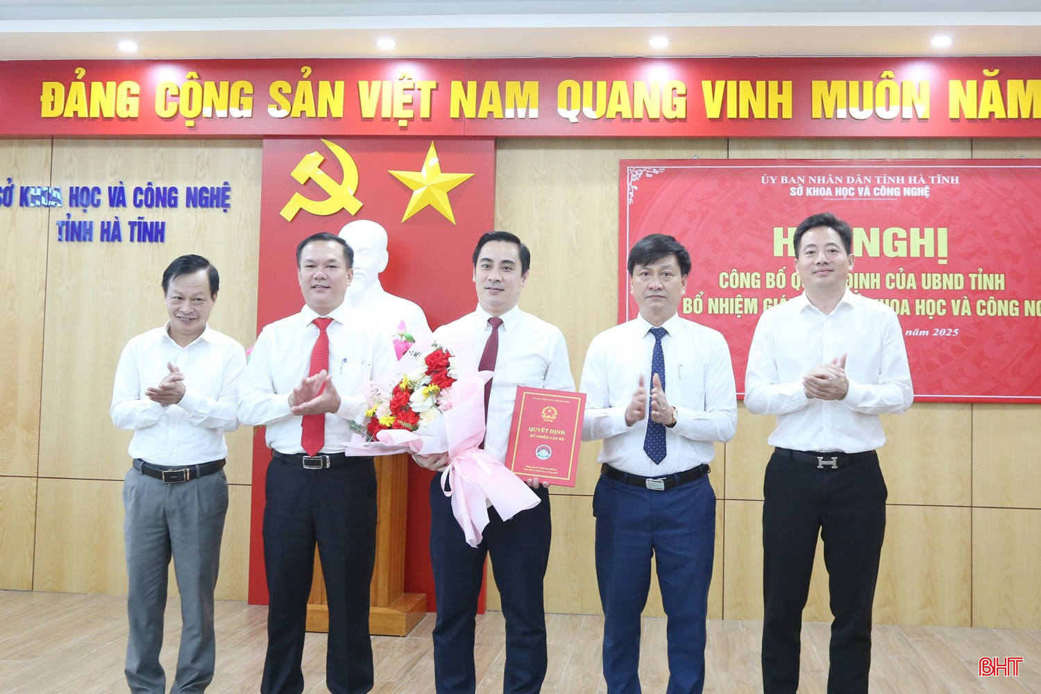 Ban Giám đốc Sở KH&CN tặng hoa chúc mừng đồng chí Lê Thành Đông. bqbht_br_img-4147a.jpg