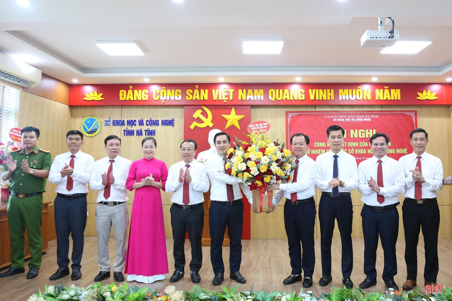 Ban Thường vụ Đảng ủy phường Bắc Hồng Lĩnh tặng hoa chúc mừng đồng chí Lê Thành Đông. bqbht_br_img-4158a.jpg