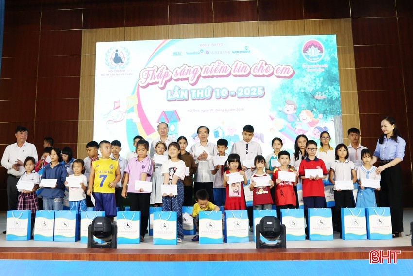 Ngoài ra, Hội Cứu trợ trẻ em tàn tật Việt Nam còn trao tặng 100 suất quà, mỗi suất 1 triệu đồng và trao 10 máy tính với giá trị mỗi máy 10 triệu đồng cho các em học sinh có hoàn cảnh khó khăn, vươn lên trong học tập tốt trên địa bàn Hà Tĩnh. bqbht_br_10a.jpg