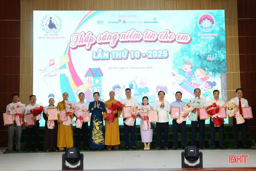 Lãnh đạo Hội Cứu trợ trẻ em tàn tật Việt Nam tặng hoa cảm ơn các đơn vị, doanh nghiệp hỗ trợ cho chương trình. bqbht_br_8a.jpg