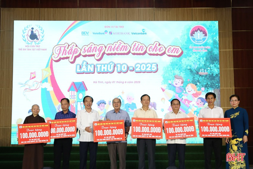Lãnh đạo Hội Cứu trợ trẻ em tàn tật Việt Nam trao biểu trưng hỗ trợ cho 7 tỉnh, thành khu vực miền Trung. bqbht_br_9a.jpg