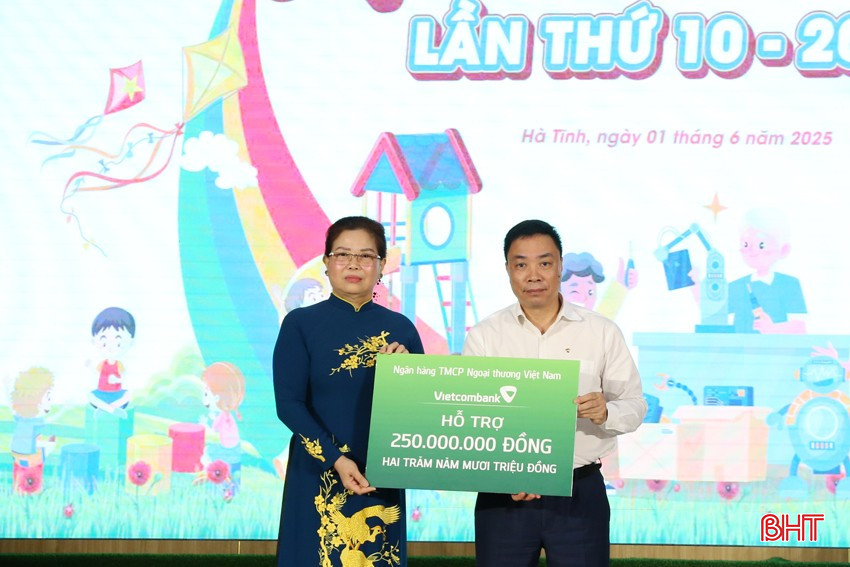 Hội Cứu trợ trẻ em tàn tật Việt Nam tiếp nhận biểu trưng hỗ trợ từ các tổ chức, doanh nghiệp. bqbht_br_6a.jpg