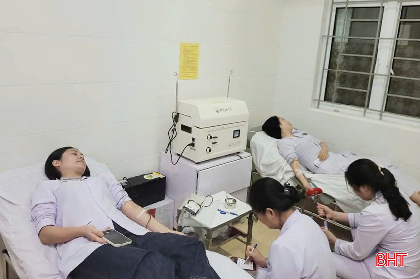 Các y, bác sỹ BVĐK tỉnh cũng tích cực tham gia hiến máu bqbht_br_hien-mau-aa.jpg