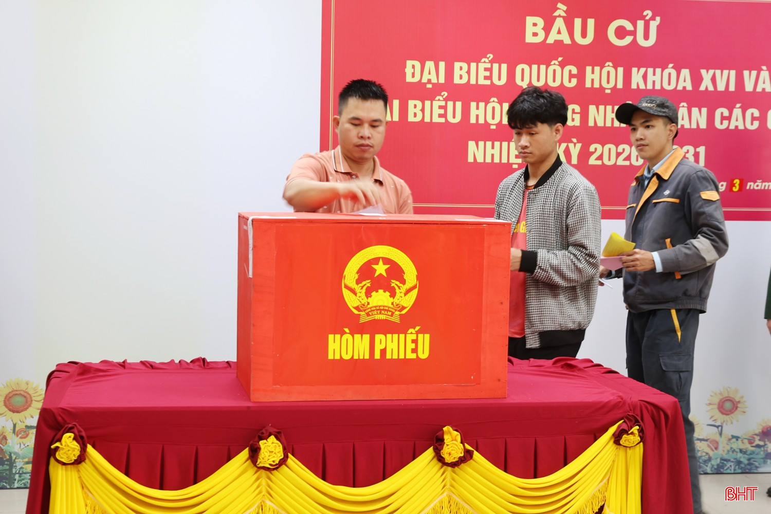 Nhờ chuẩn bị chu đáo nên hoạt động bầu cử tại đây diễn ra thông suốt, nhịp nhàng và đúng theo quy định. Tính đến 10h30 phút ngày 15/3 đã có 200/369 cử tri đi bầu cử.