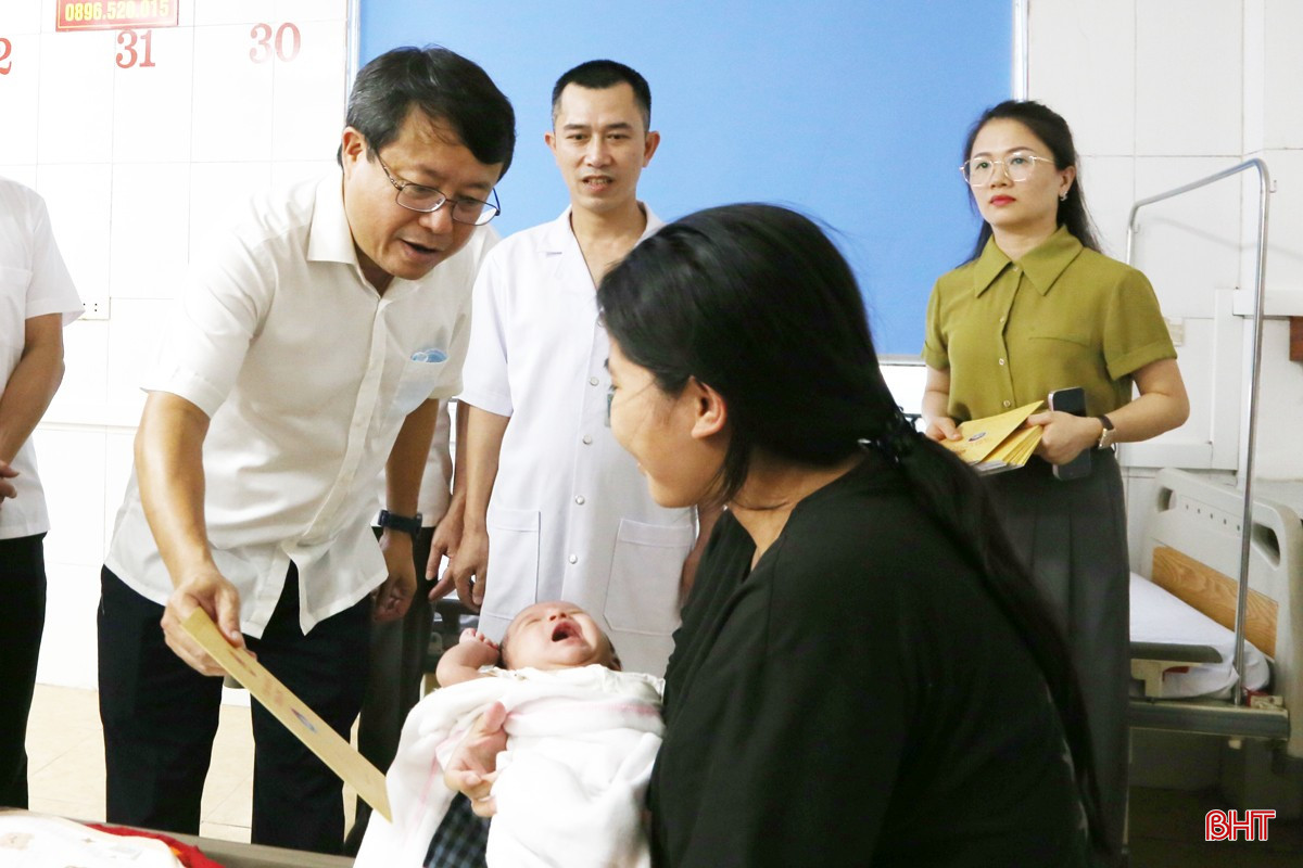 Phó Chủ tịch UBND tỉnh Dương Tất Thắng tặng quà cho bệnh nhi. bqbht_br_5a.jpg