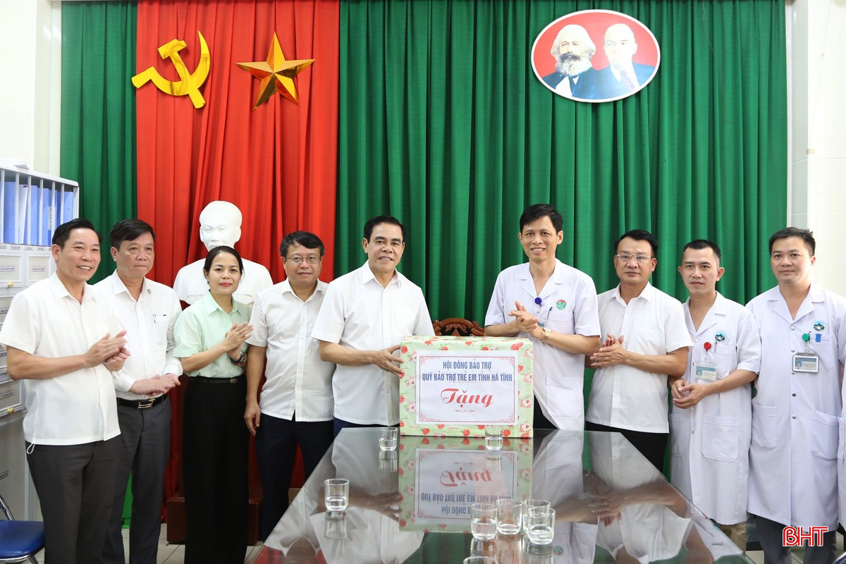 Lãnh đạo tỉnh và các ngành tặng quà động viên các y, bác sỹ BVĐK tỉnh. bqbht_br_7a.jpg