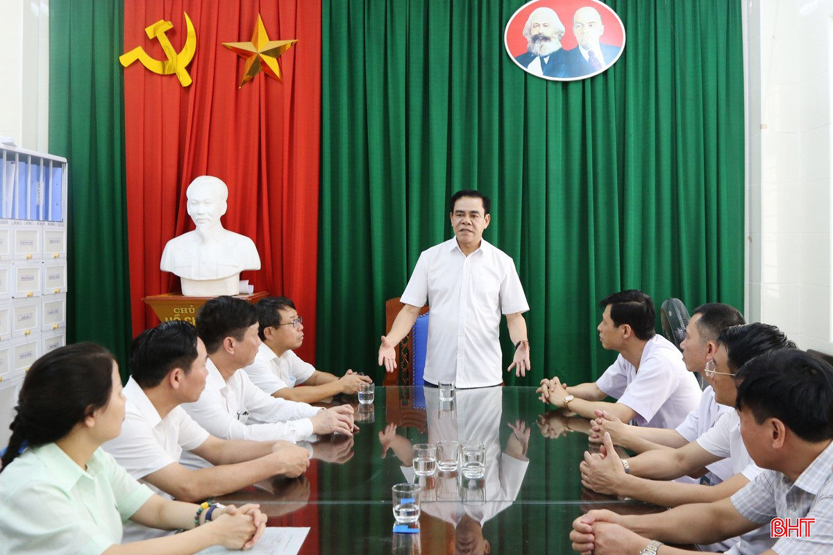 Chủ tịch UBND tỉnh làm việc nhanh với lãnh đạo BVĐK tỉnh. bqbht_br_6a.jpg