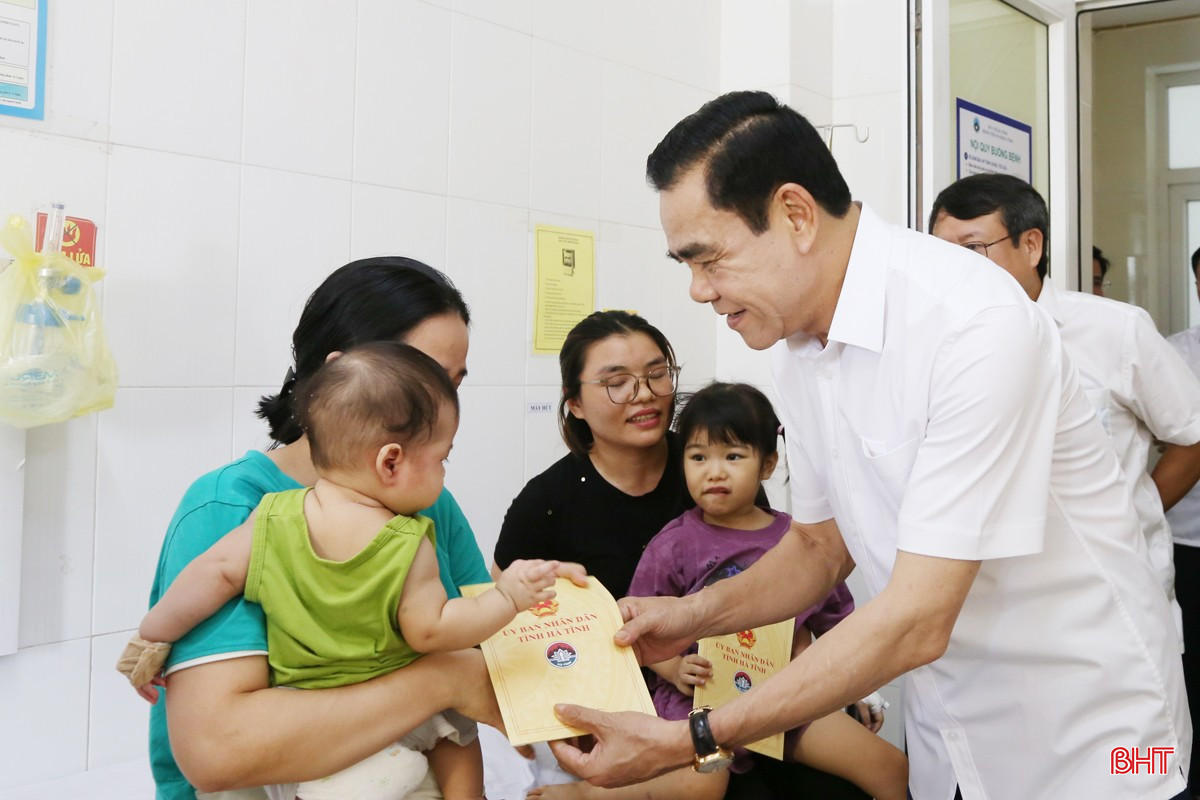 Lãnh đạo tỉnh tặng quà cho các bệnh nhân nhi. bqbht_br_1a.jpg