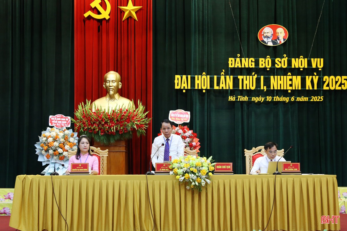 Chủ trì điều hành đại hội. bqbht_br_5a.jpg