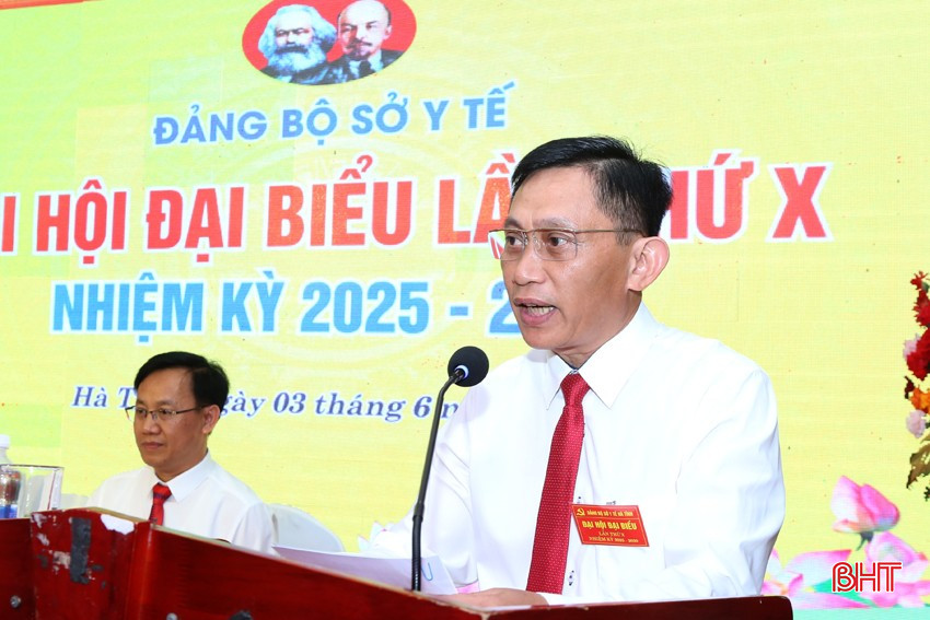 Phó Trưởng phòng Nghiệp vụ y Nguyễn Đình Dũng trình bày tham luận về thúc đẩy chuyển đổi số trong ngành y tế. bqbht_br_4a.jpg