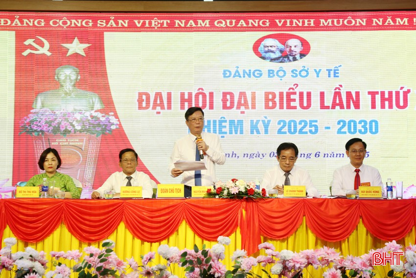 Đoàn chủ tịch điều hành đại hội thảo luận. bqbht_br_img-0438a.jpg