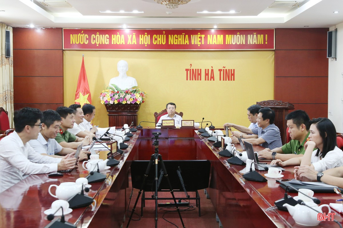 Phó Chủ tịch UBND tỉnh Dương Tất Thắng điều hành điểm cầu Hà Tĩnh. bqbht_br_img-1847a.jpg