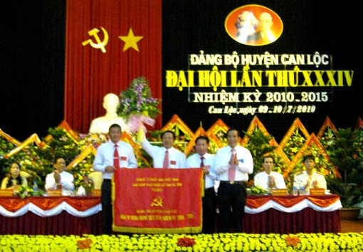 Bí thư Tỉnh ủy Nguyễn Thanh Bình tặng cờ "Đơn vị vững mạnh tiêu biểu nhiệm kỳ 2005-2010" cho Đảng bộ huyện Can Lộc. Bí thư Tỉnh ủy Nguyễn Thanh Bình tặng cờ "Đơn vị vững mạnh tiêu biểu nhiệm kỳ 2005-2010" cho Đảng bộ huyện Can Lộc.