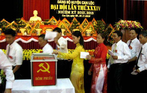 Các đại biểu tham gia bỏ phiếu bầu cử Bí thư tại đại hội Các đại biểu tham gia bỏ phiếu bầu cử Bí thư tại đại hội