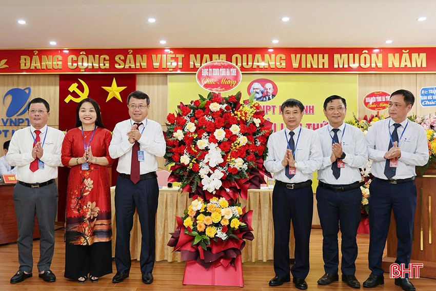 Các đồng chí lãnh đạo tỉnh tặng hoa chúc mừng đại hội. bqbht_br_cf79578029009d5ec411.jpg