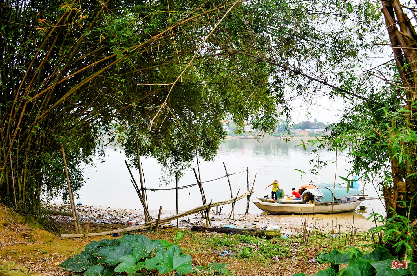 Dòng sông chở nặng ân tình