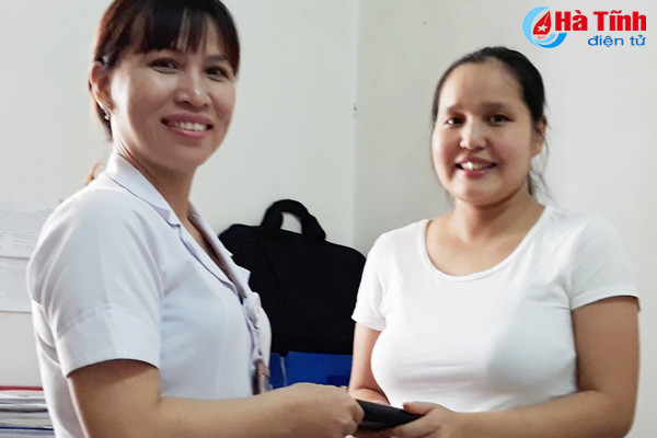 nhan vien y te nhat duoc 2 000 yen nhat tim nguoi tra lai