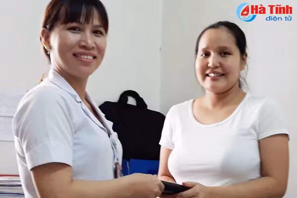 nhan vien y te nhat duoc 2 000 yen nhat tim nguoi tra lai