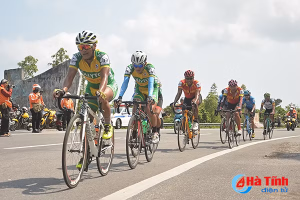 flycam xem cua ro but pha ngoan muc tren dinh deo ngang