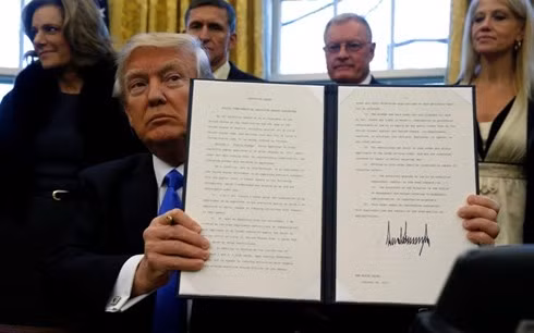 gan 2 000 nguoi bi cam vao my theo sac lenh cua tong thong trump