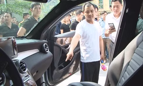 doi tuong nguoi trung quoc dap kinh o to trom hang ty dong