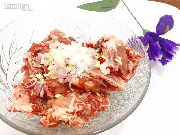 ngay mua vao bep voi mon suon sot mat ong