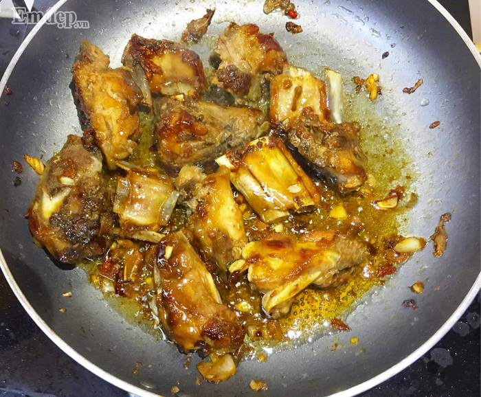 ngay mua vao bep voi mon suon sot mat ong