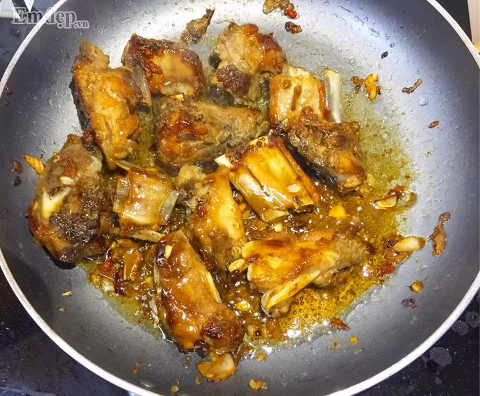 ngay mua vao bep voi mon suon sot mat ong