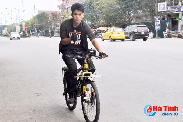 chang trai 9x dap xe xuyen viet chia se trai nghiem o ha tinh