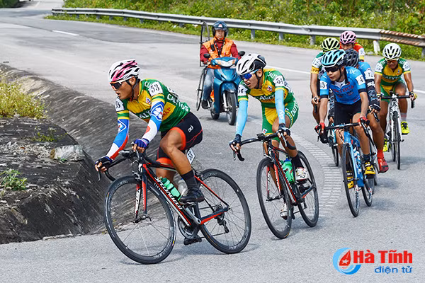 flycam xem cua ro but pha ngoan muc tren dinh deo ngang