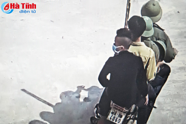 ngang nhien xong vao truong hoc danh dan mat hoc sinh