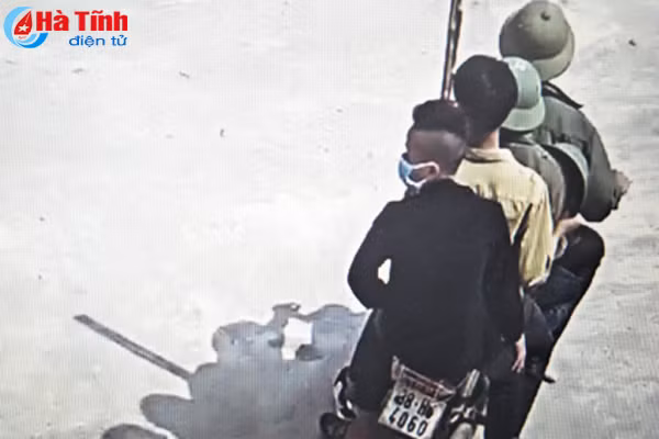 ngang nhien xong vao truong hoc danh dan mat hoc sinh