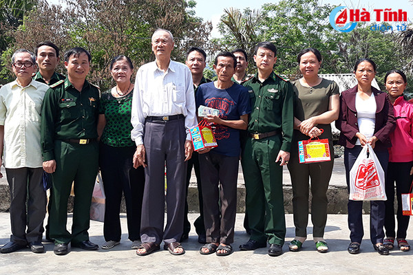 Nếu nhà bị niêm phong, chị biết đặt bàn thờ anh ở mô được?