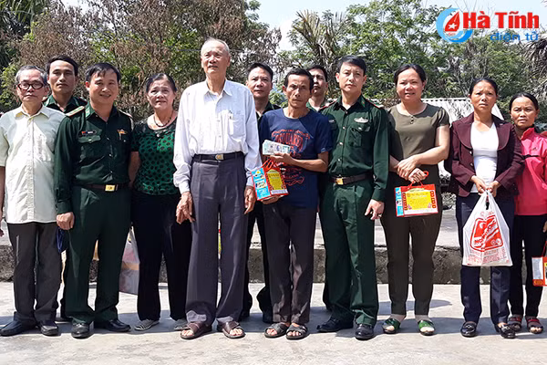 Nếu nhà bị niêm phong, chị biết đặt bàn thờ anh ở mô được?