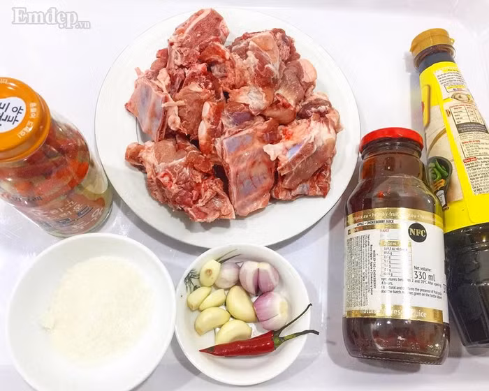 ngay mua vao bep voi mon suon sot mat ong