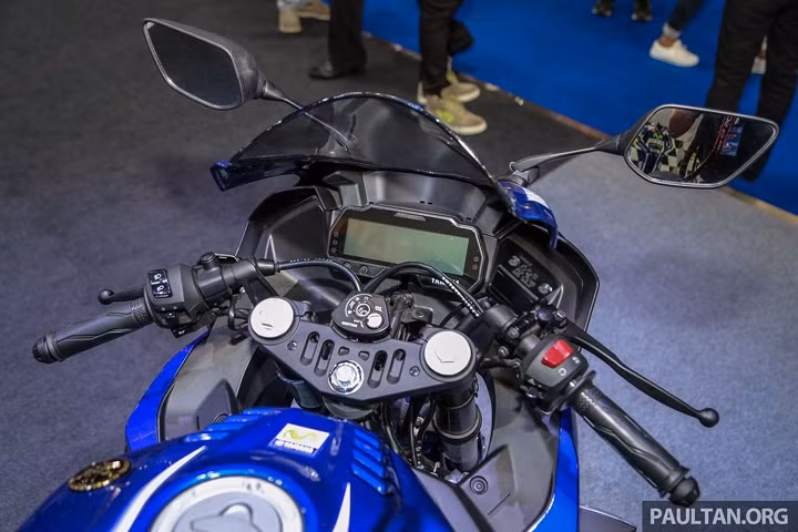 tron bo anh 2 xe the thao yamaha yzf r3 va r15 vua ra mat tai bangkok